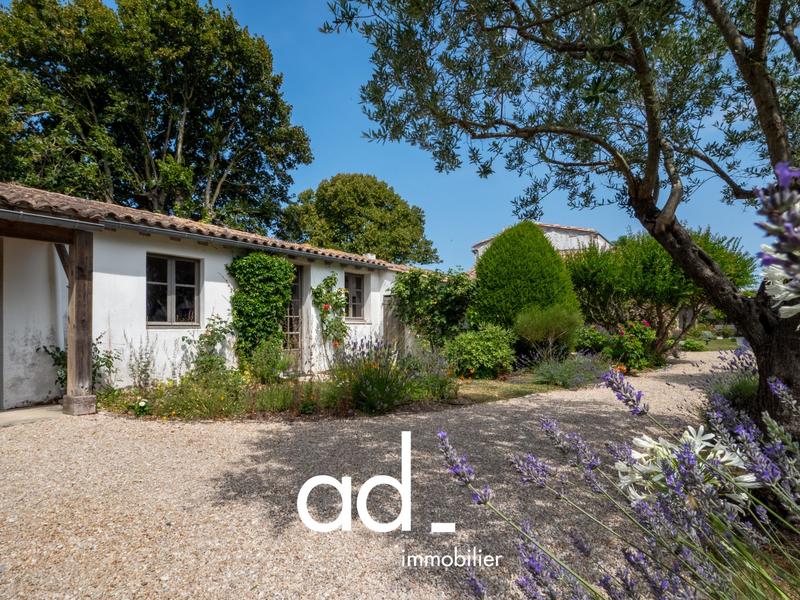 Maison traditionnelle - 320 m² - 12 pièces