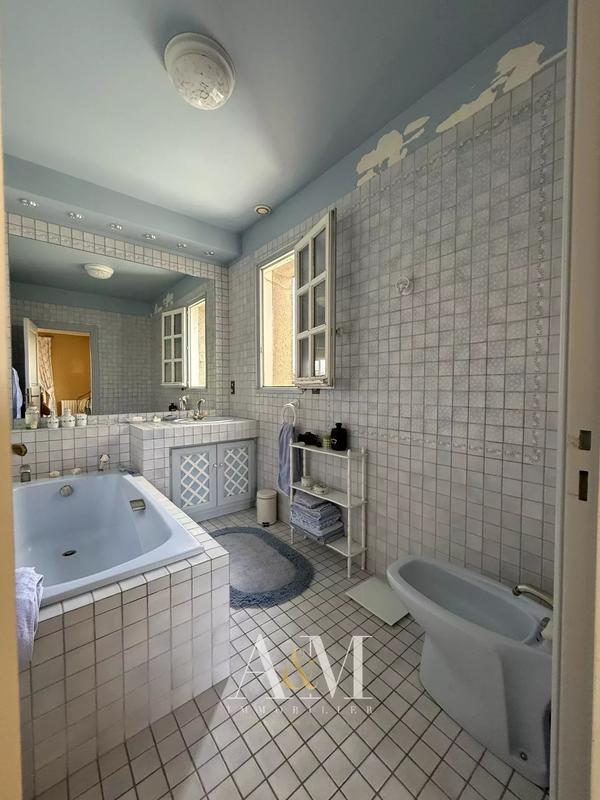 Propriété - 275 m² - 7 pièces