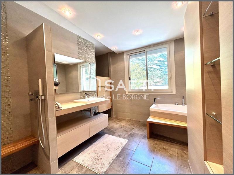 Maison - 213 m² - 8 pièces