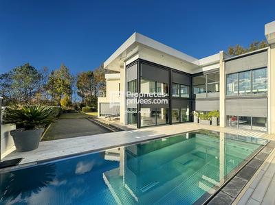 Maison - 390 m² - 9 pièces