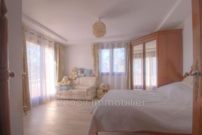 Propriété - 650 m²