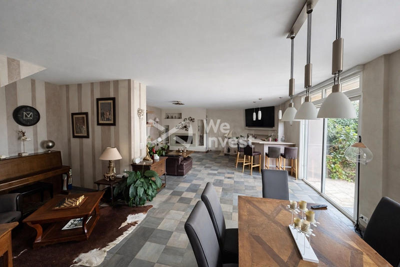 Maison - 240 m² - 8 pièces