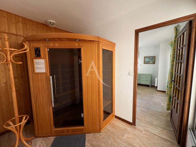 Maison - 204 m² - 9 pièces