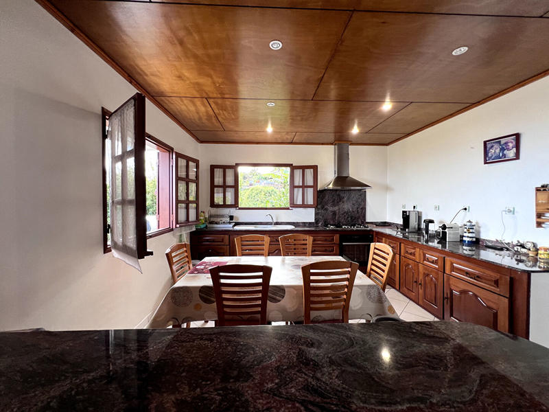 Maison - 280 m² - 8 pièces