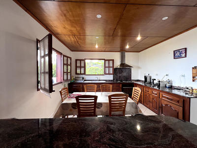 Maison - 280 m² - 8 pièces