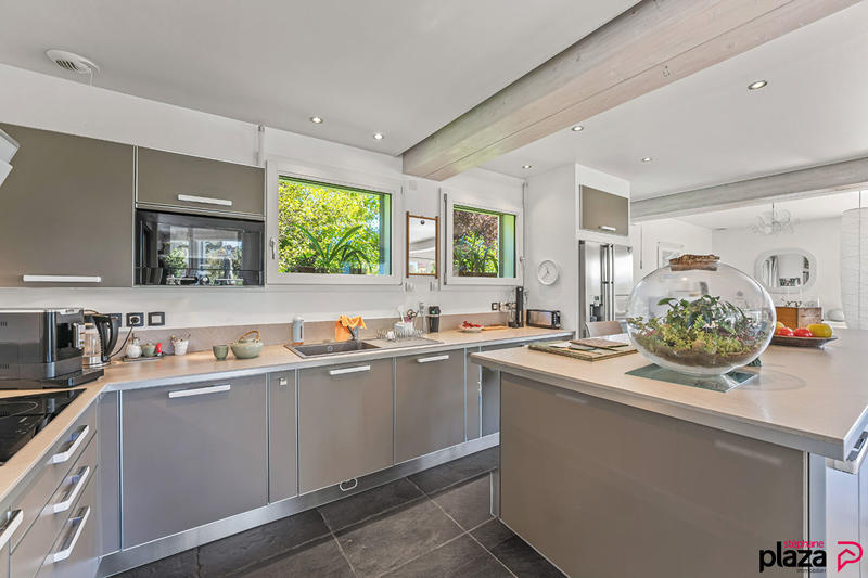 Maison - 350 m² - 8 pièces