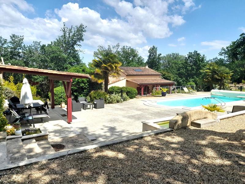 Maison - 260 m² - 9 pièces