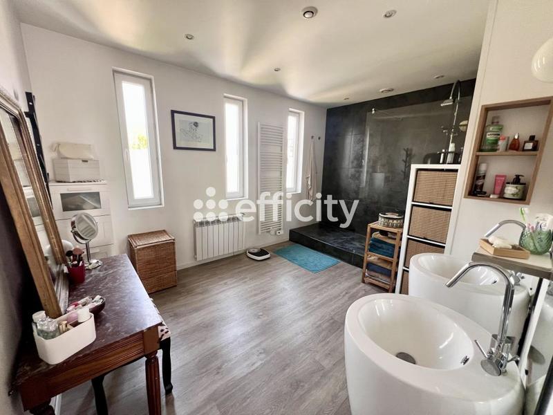 Maison - 201 m² - 8 pièces