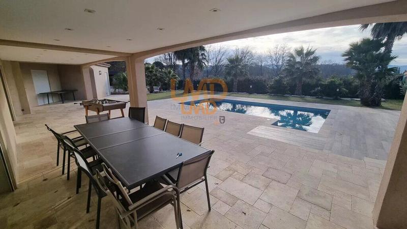 Propriété - 250 m² - 7 pièces