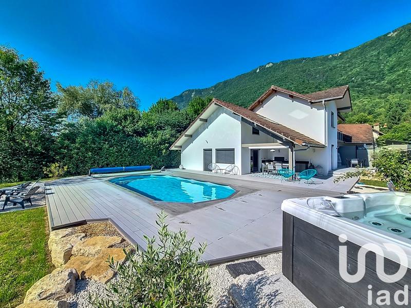 Maison - 198 m² - 9 pièces