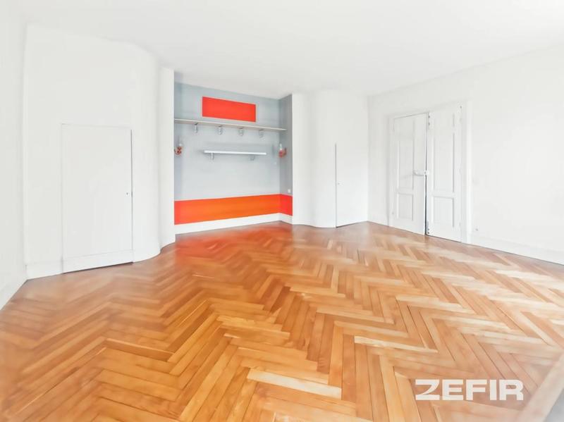 Maison - 320 m² - 10 pièces