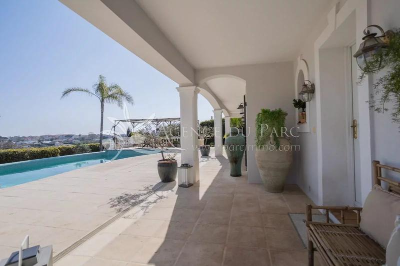 Maison - 250 m² - 6 pièces