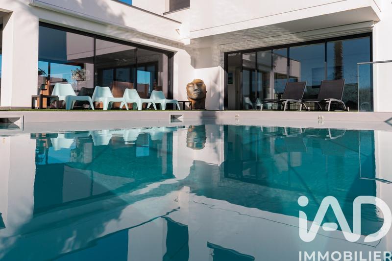 Maison - 290 m² - 9 pièces