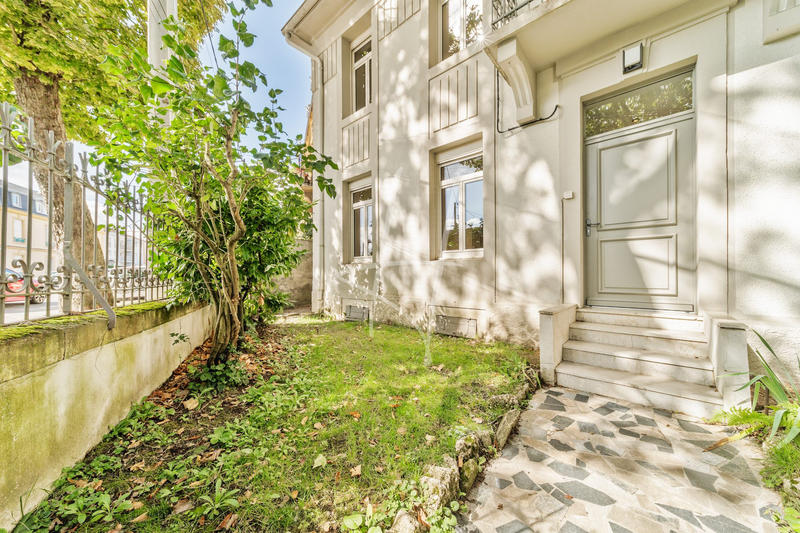 Maison - 220 m² - 9 pièces