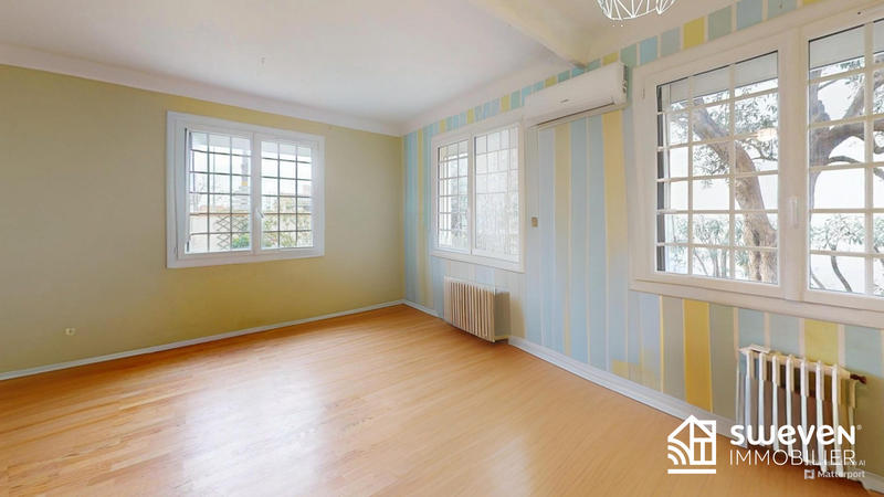 Maison traditionnelle - 220 m² - 7 pièces