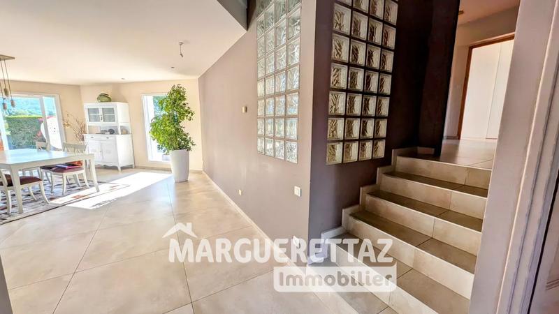 Maison - 266 m² - 8 pièces