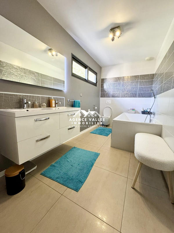 Maison - 280 m² - 8 pièces