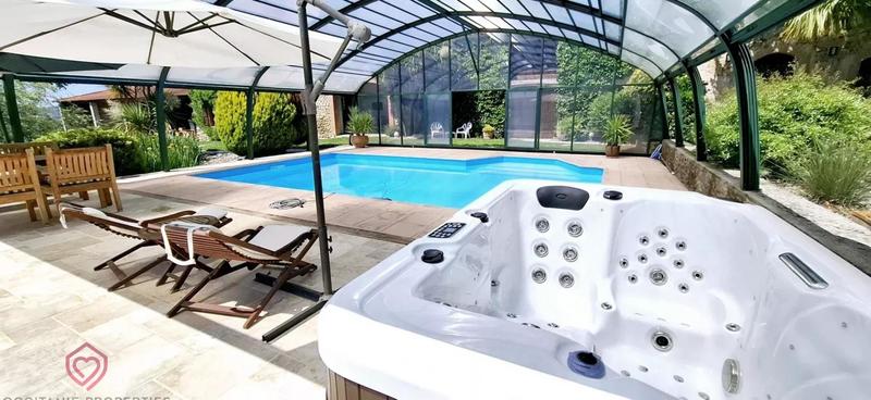 Propriété - 402 m² - 14 pièces