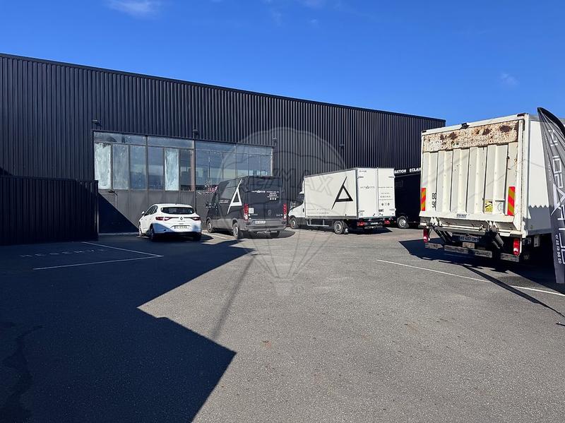 Local commercial - 1 241 m² - 6 pièces