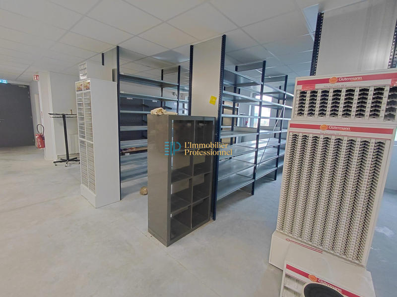 Local d'activités - 833 m²