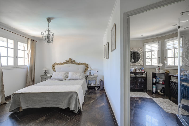 Villa - 214 m² - 6 pièces