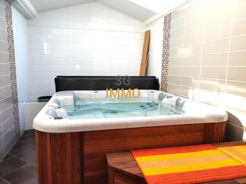 Maison - 238 m² - 8 pièces