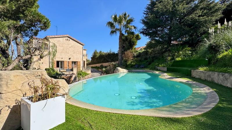 Maison - 201 m² - 7 pièces