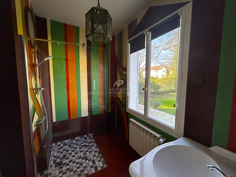 Maison - 215 m² - 9 pièces