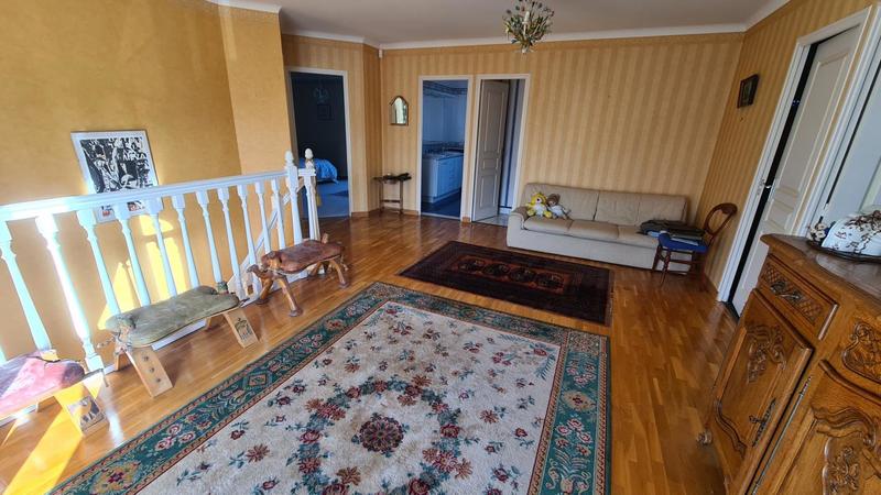 Maison - 220 m² - 7 pièces