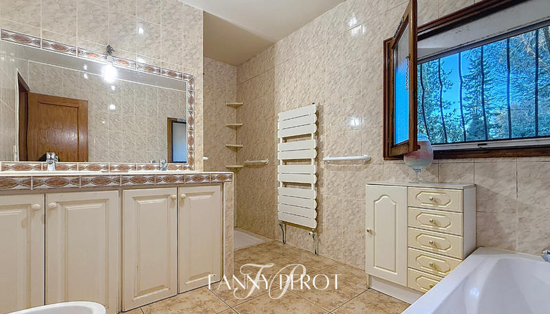 Maison - 220 m² - 8 pièces