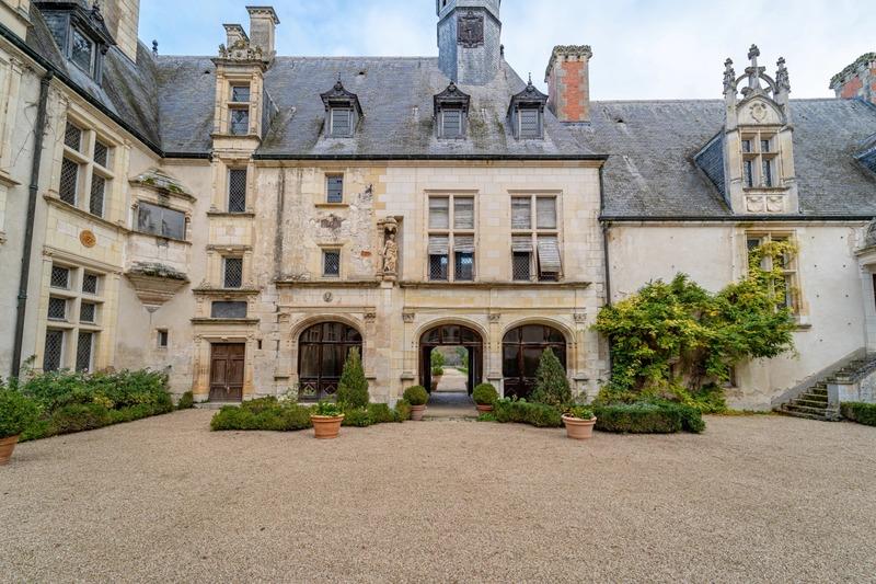Château - 1 400 m² - 43 pièces