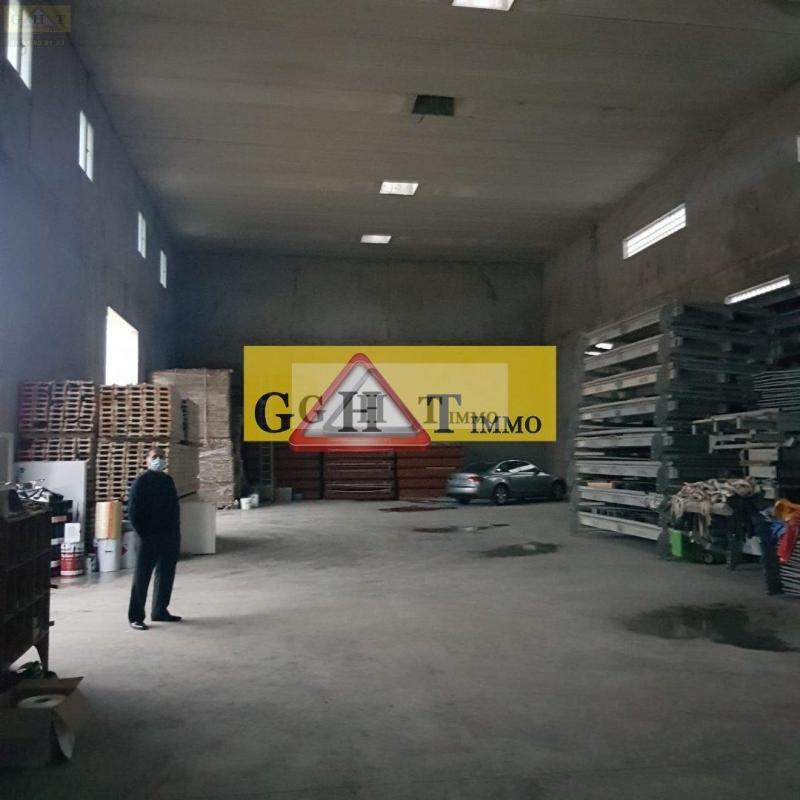 Entrepôt - 1 050 m²