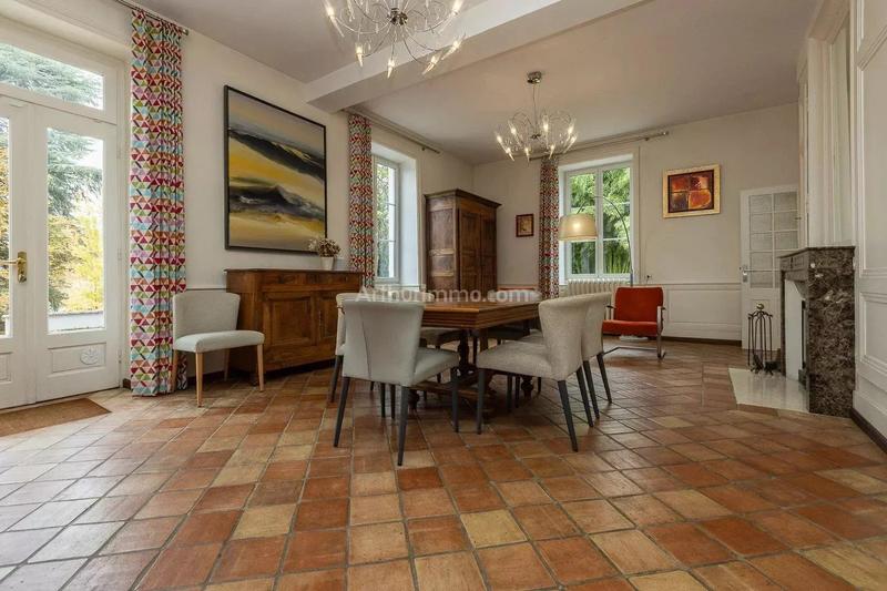 Maison - 241 m² - 10 pièces