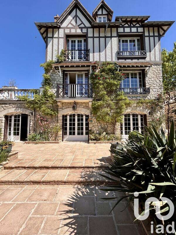 Maison - 210 m² - 10 pièces