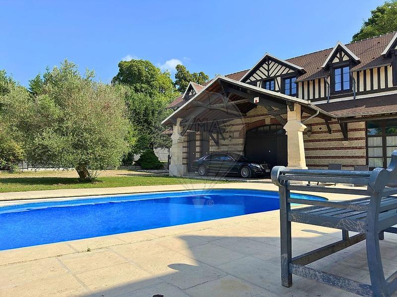 Demeure - 335 m² - 12 pièces