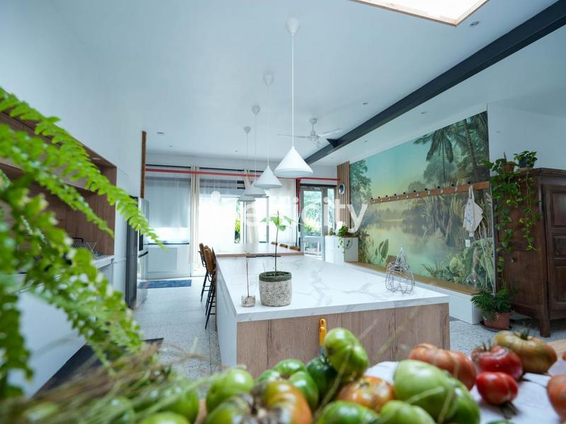 Demeure - 380 m² - 6 pièces