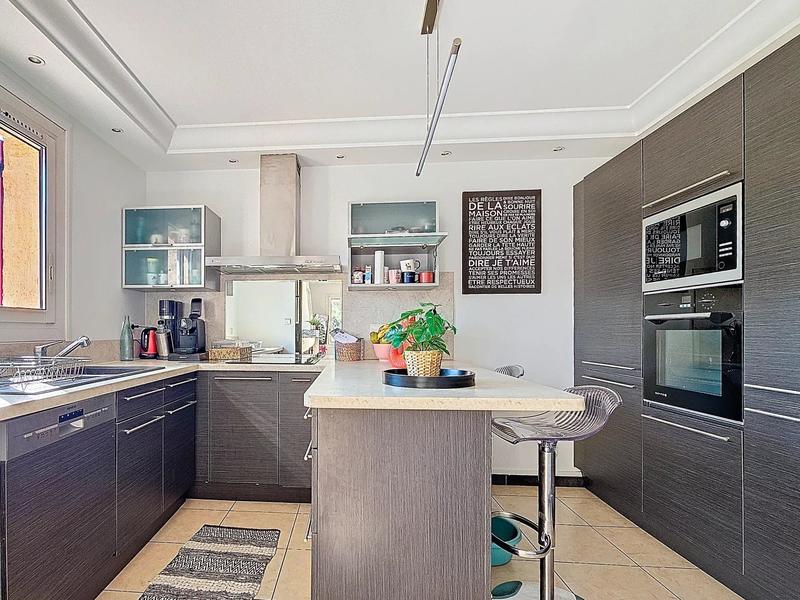 Maison - 236 m² - 9 pièces