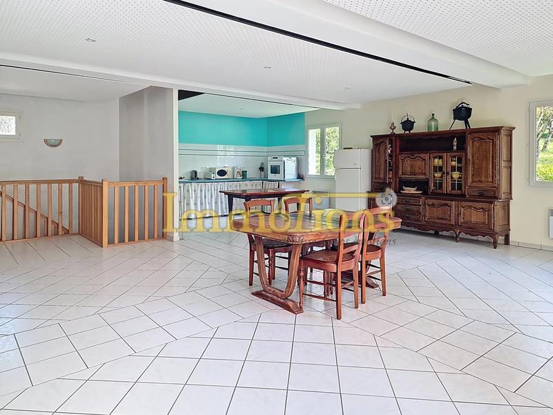 Maison - 330 m² - 9 pièces