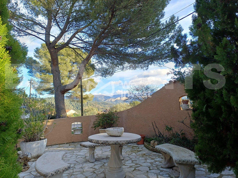 Maison - 230 m² - 7 pièces