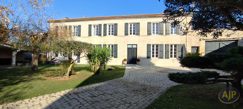 Maison - 281 m² - 9 pièces