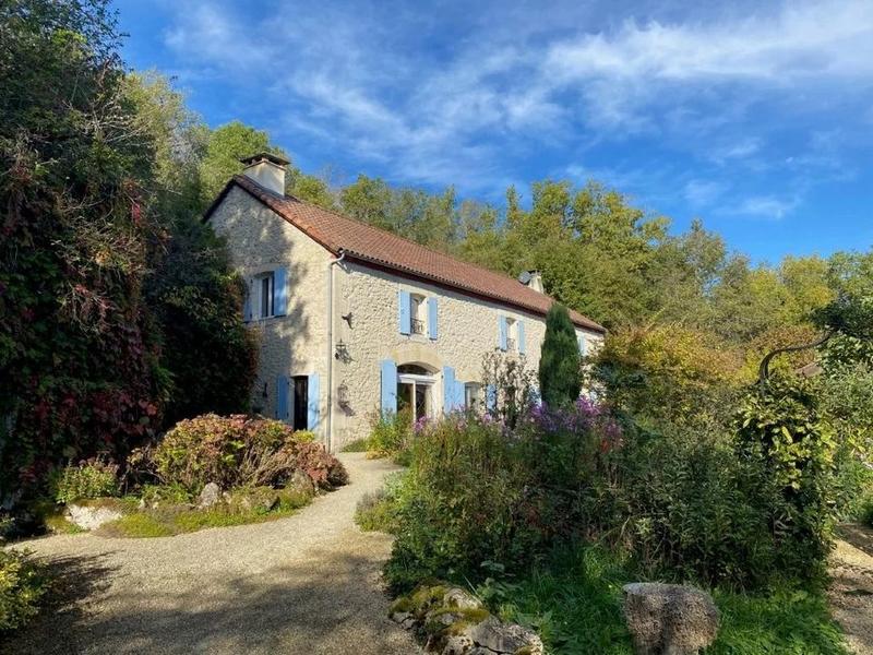 Propriété - 225 m² - 9 pièces