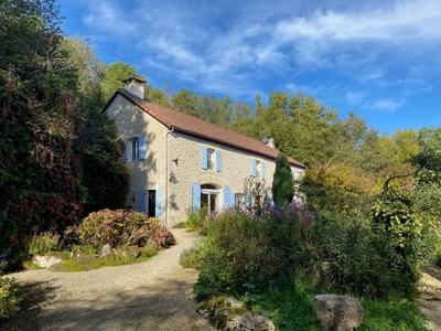 Propriété - 225 m² - 9 pièces