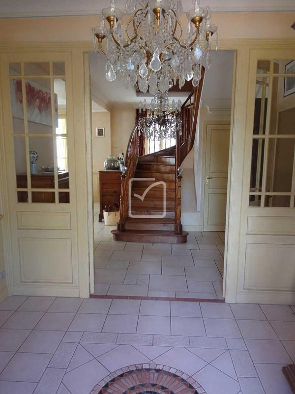 Maison - 250 m² - 8 pièces