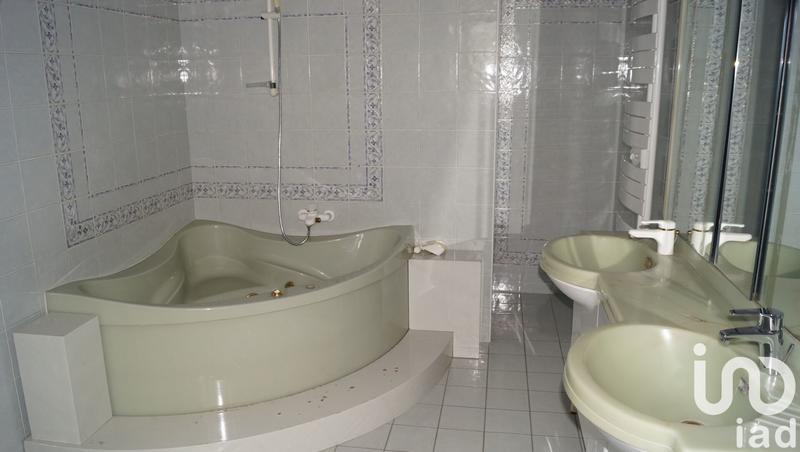 Maison - 236 m² - 8 pièces