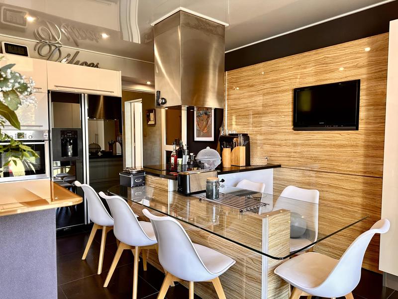 Maison - 230 m² - 5 pièces