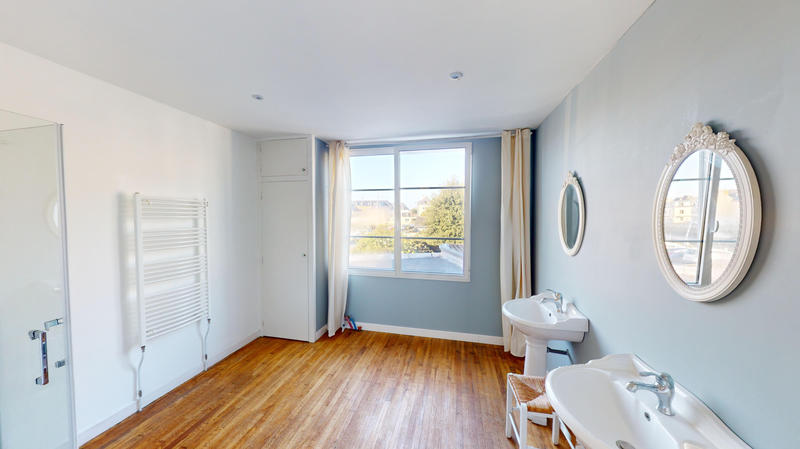 Maison - 240 m² - 11 pièces