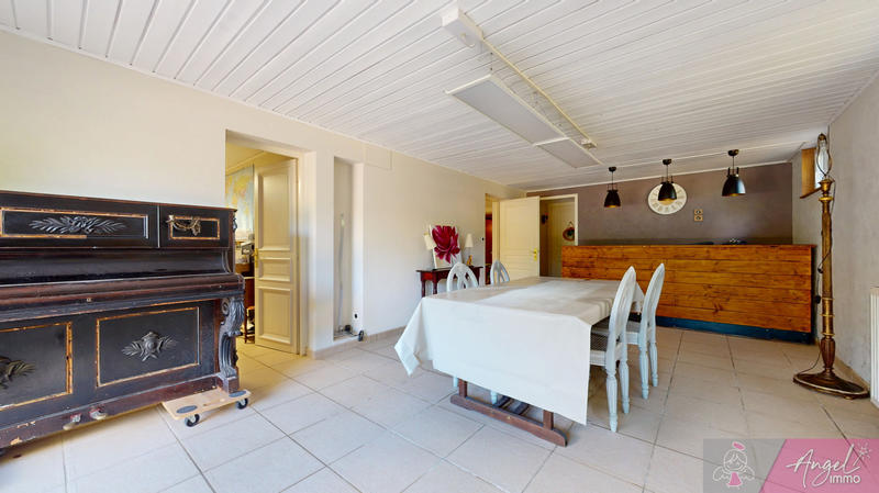 Maison - 230 m² - 9 pièces