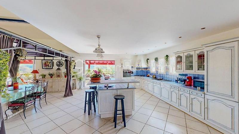 Maison - 311 m² - 10 pièces