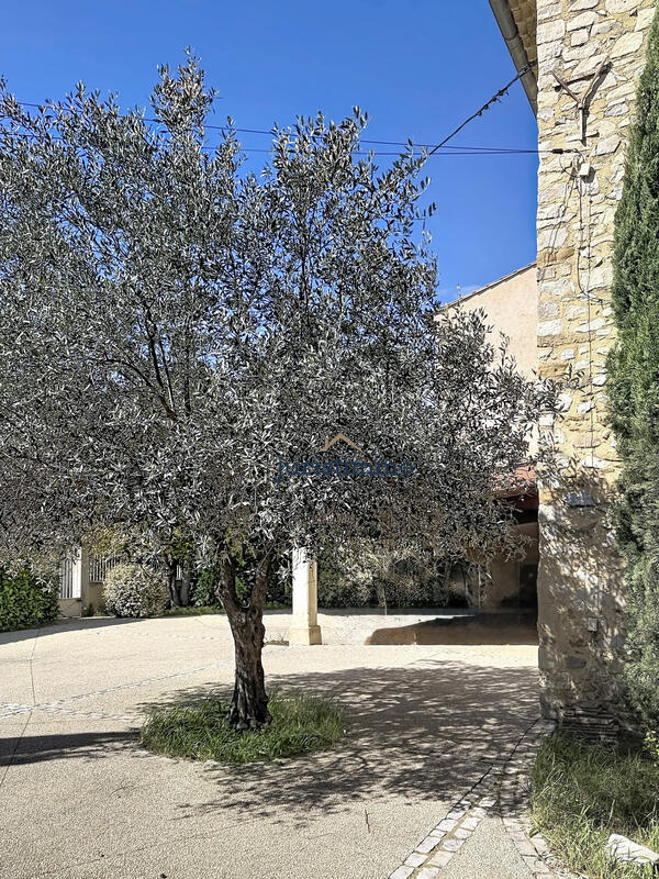 Maison - 340 m² - 8 pièces