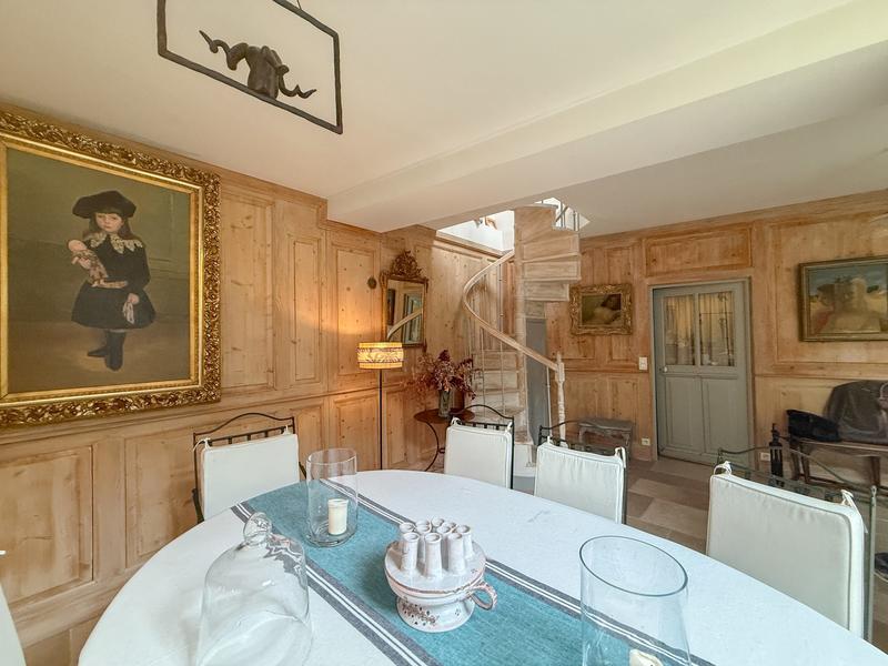 Maison - 280 m² - 10 pièces